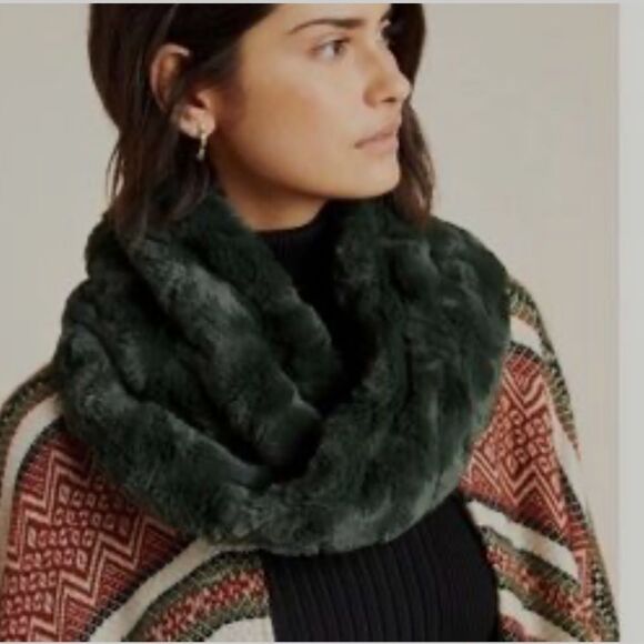Steve Madden Dark Green Faux Fur Accent Infinity Scarf OS - Picture 2 of 7